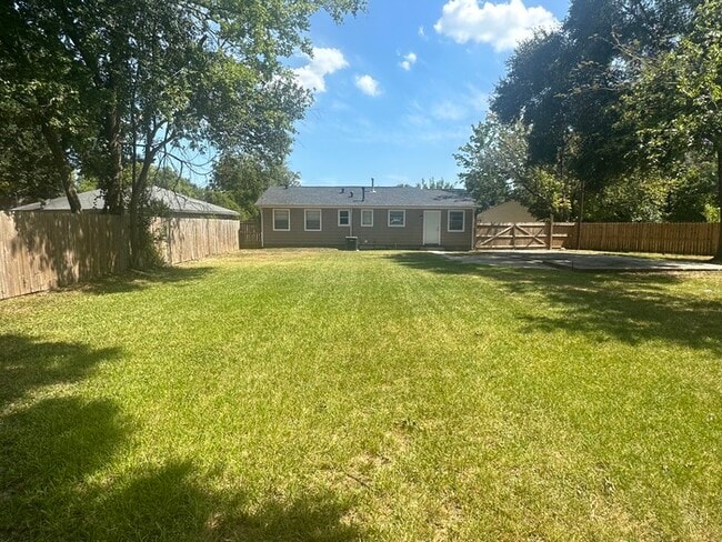 Building Photo - 8 Lanes End