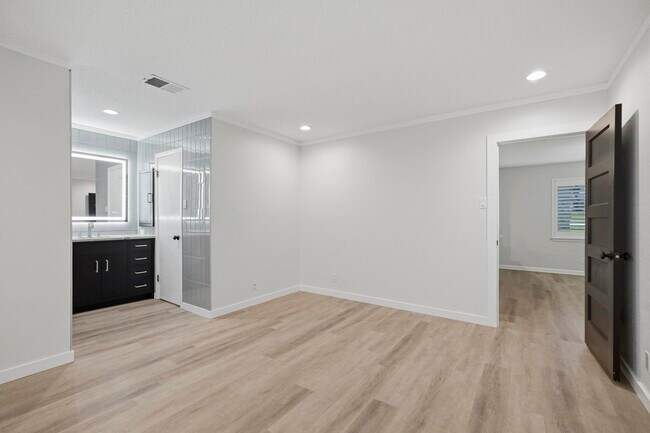 Building Photo - 1906 Hillingway St