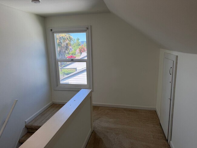 Building Photo - Large updated 2 bedroom 1 bathroom house in Springfield!