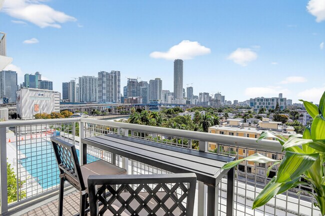 Building Photo - 10 SW South River Dr