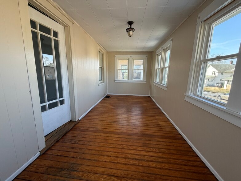 Building Photo - 136 E Woodside St