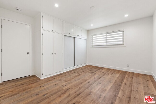 Building Photo - 2400 Vanderbilt Ln