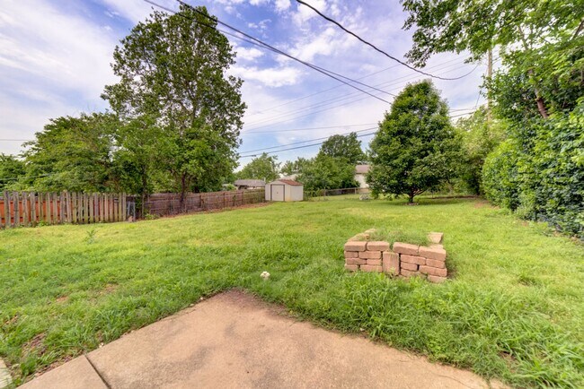 Building Photo - Charming 3 Bedroom 1 Bath near Route 66!