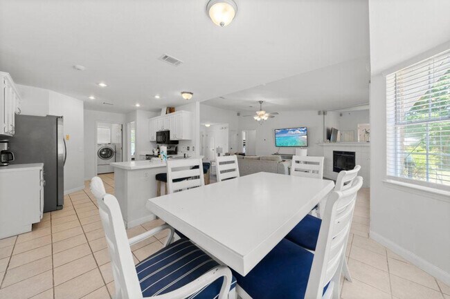 Building Photo - 406 Shorewood Cir