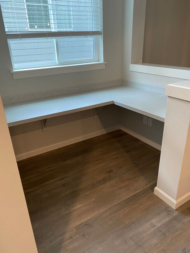 Building Photo - AVAILABLE NOW!!! 4BD/3BA - Pet friendly + Fenced Yard & Washer/Dryer Included - Great South Locat...