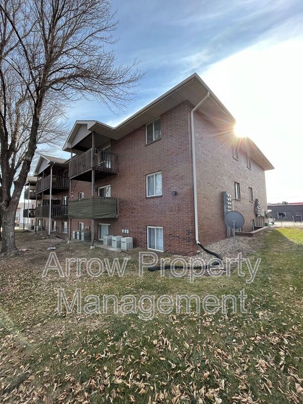 Building Photo - 515 W Saunders Ave