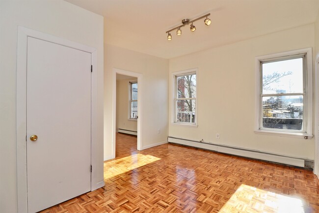 Building Photo - 318 5th St