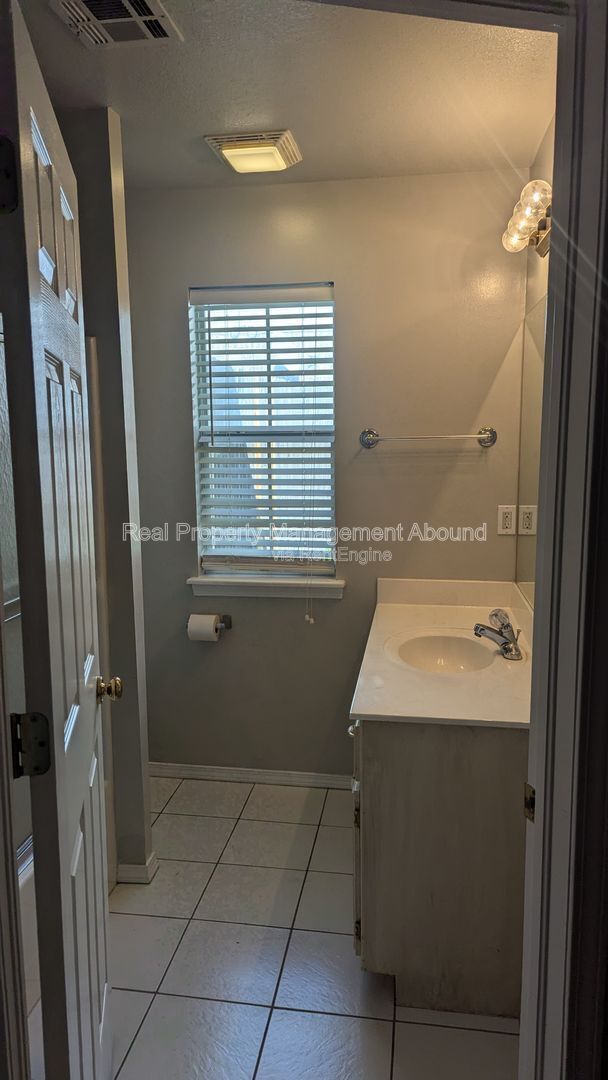 Building Photo - 11003 East 119th St N