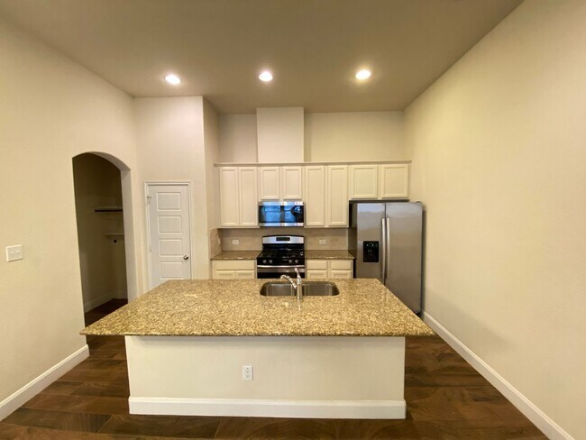 Building Photo - Walk to Historic Gruene / Fridge Included/ Gas Cooking / Fenced in Yard / CISD