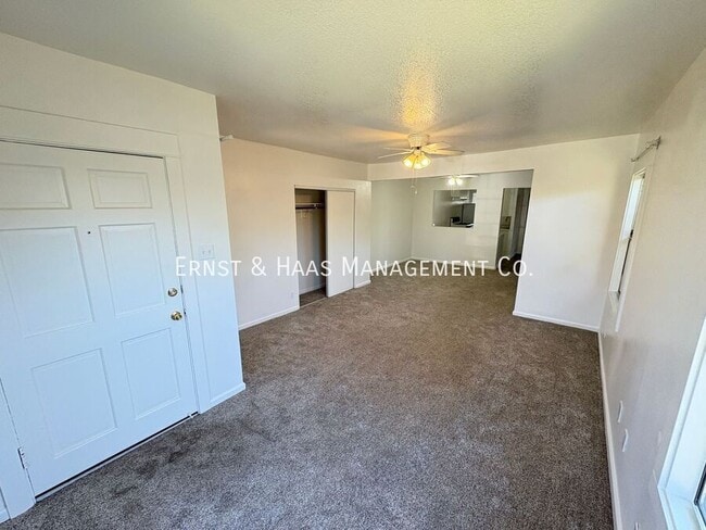 Building Photo - 926 Newport Ave