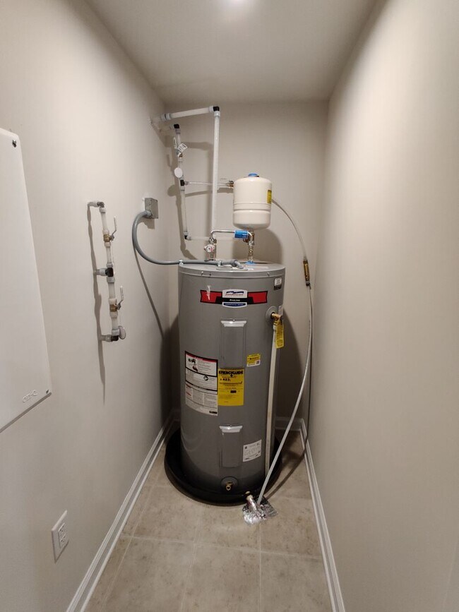 Building Photo - 3 Bedroom condo near major roadways