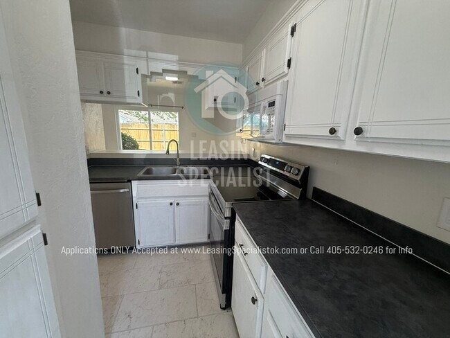 Building Photo - West Norman 2 Bed 1.5 Bath Townhouse Available for Your Immediate Move!