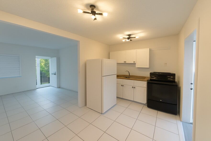 Building Photo - 1600 Center St