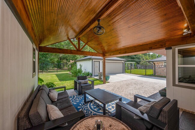 Building Photo - 926 Chantilly Ln