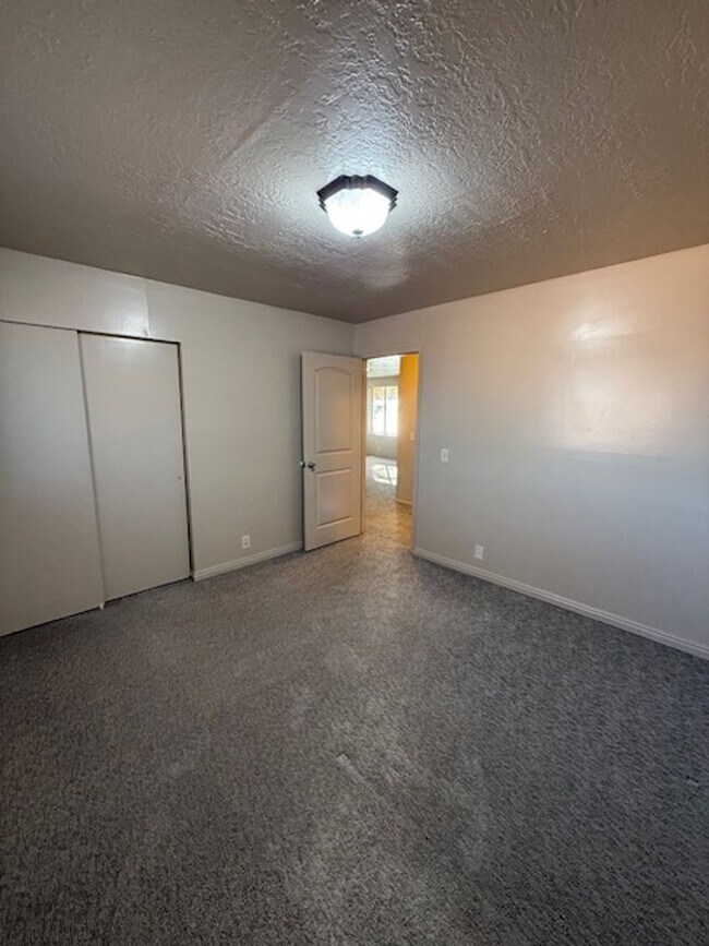 Building Photo - 537 E Acoma Rd