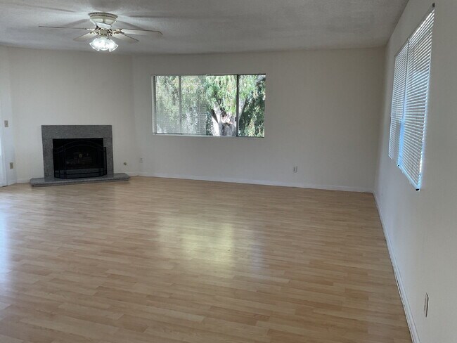 Building Photo - "Discover Coastal Living: Spacious 3-Bed, 2-Bath Townhouse