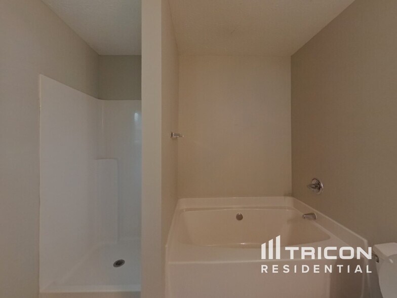 Building Photo - 1400 Meadow Ct