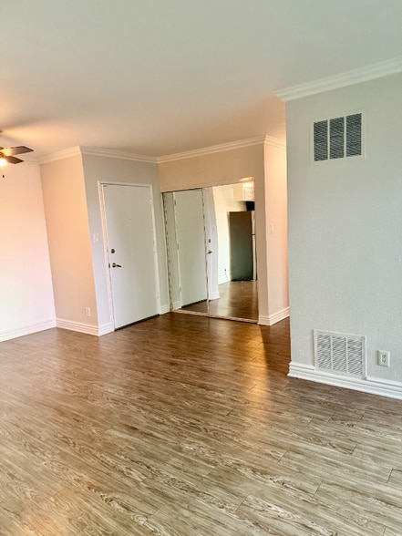 Building Photo - 1595 E Chevy Chase Dr