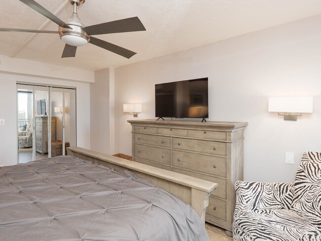 Building Photo - TURNKEY FURNISHED WATERFRONT RENTAL – Live the Island Life on Siesta Key