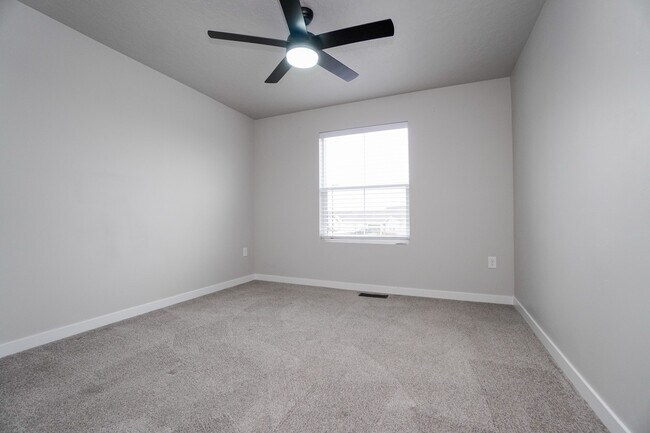 Building Photo - 1512 W Cub River Dr