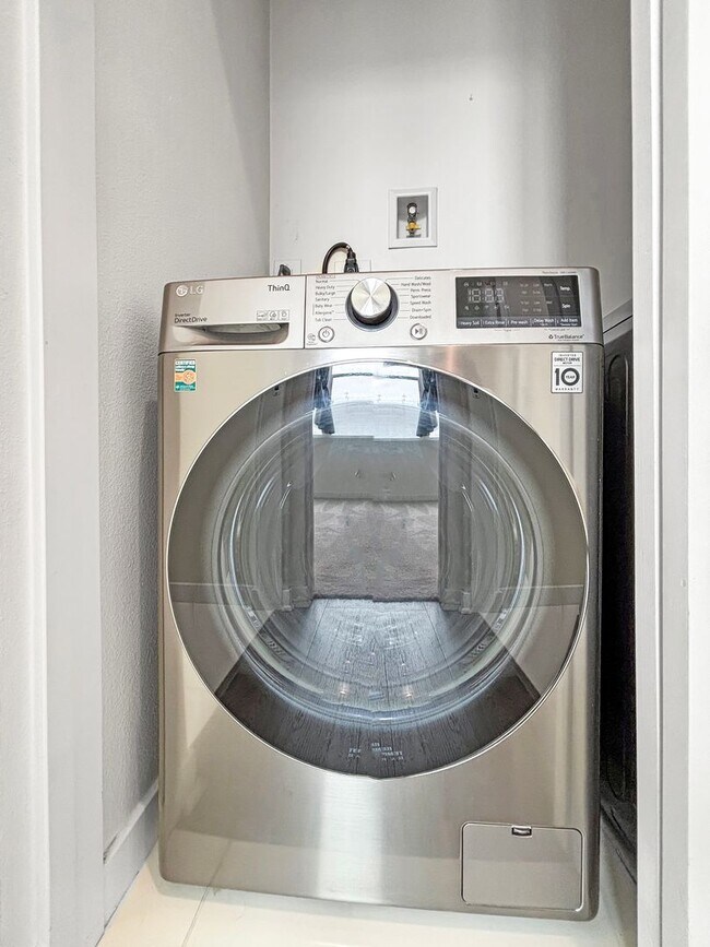 Building Photo - Modern 2BD/2BA Condo in North Park W/ High...