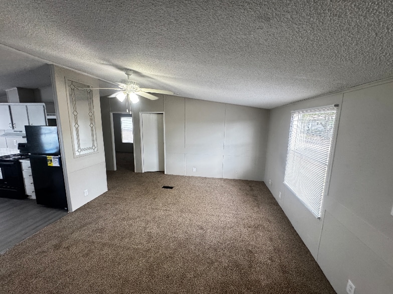 Building Photo - 122 Fox Meadow Dr