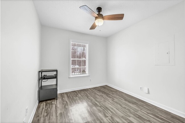 Building Photo - 925 Granny White Rd