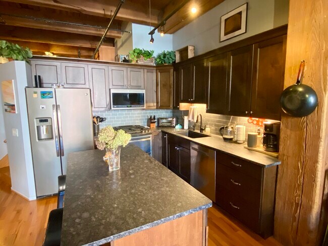 Building Photo - 1250 W Van Buren St