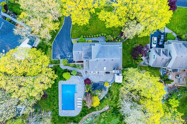 Building Photo - 212 Fairway Dr