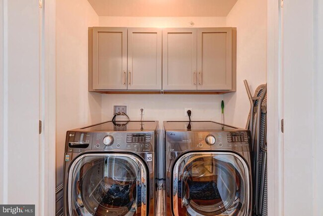 Building Photo - 10 Manchester Dr