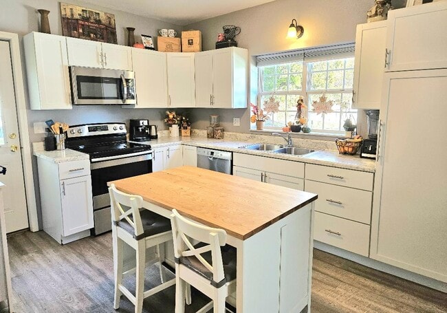 Building Photo - 106 E Madison St