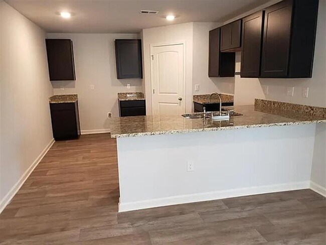 Building Photo - Move in Ready!