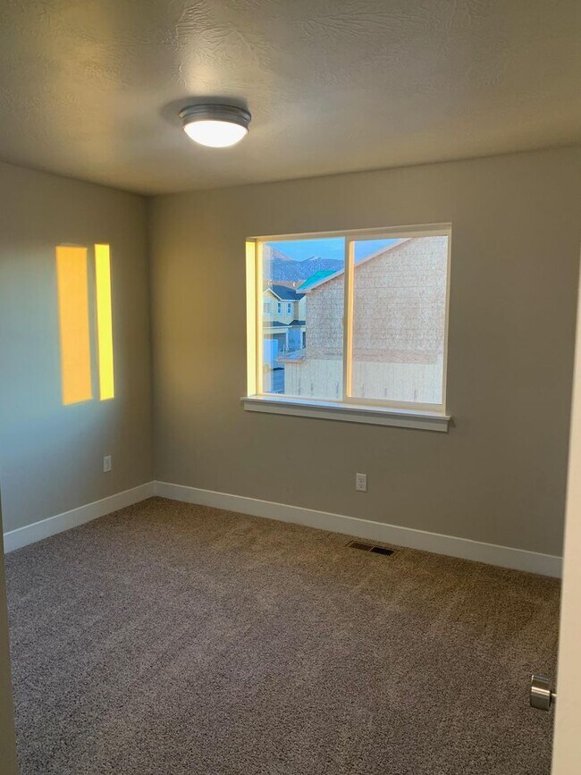 Building Photo - Beautiful Town home in Cedar City