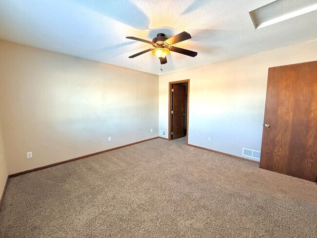 Building Photo - Beautiful 4bed 3bath Single Family Home In Sartell