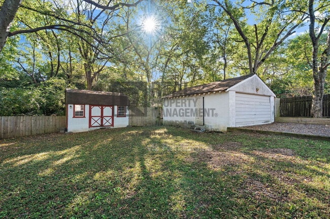 Building Photo - 2009 Oakwood Ave