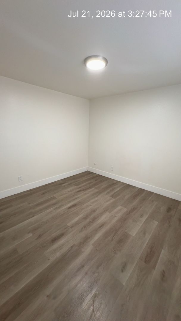 Building Photo - Move in Special!! Upstairs unit MOVE IN READY!!