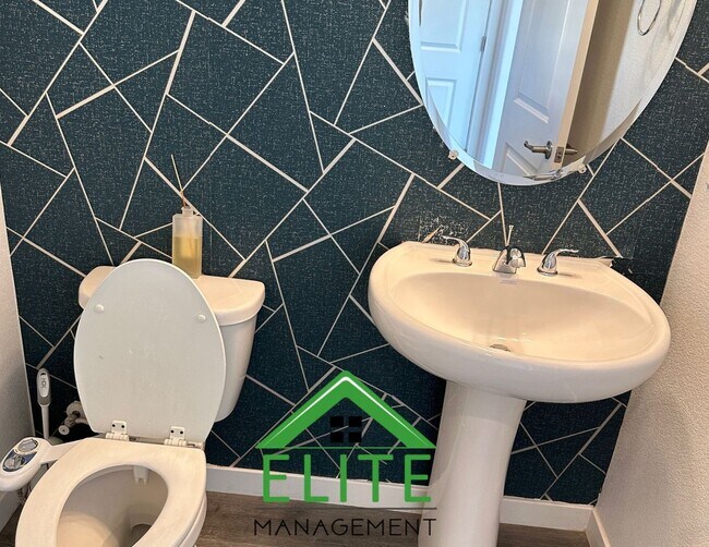 Building Photo - Beautiful 3-Bedroom Home in Desirable Trac...