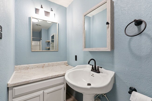 Building Photo - 3 bedroom 2 bath home with Acreage