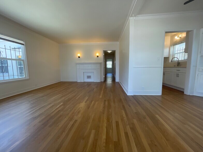 Building Photo - 5904 San Vicente Blvd