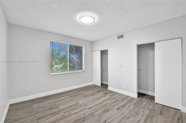 Building Photo - 16607 Hemingway Dr