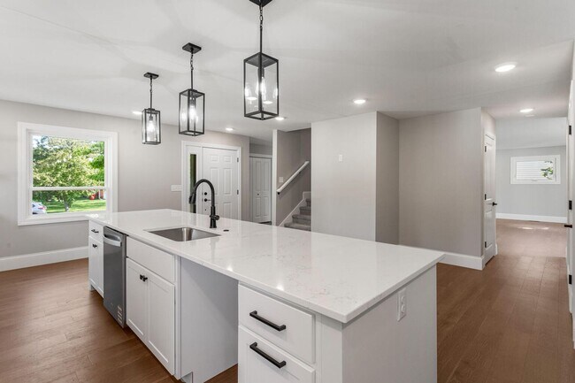 Building Photo - Four bedroom executive rental available now in Champaign's sought after Devonshire neighborhood!