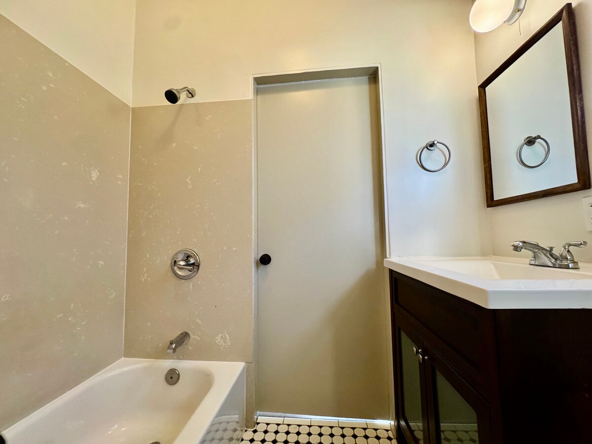 Building Photo - 1054 24th St