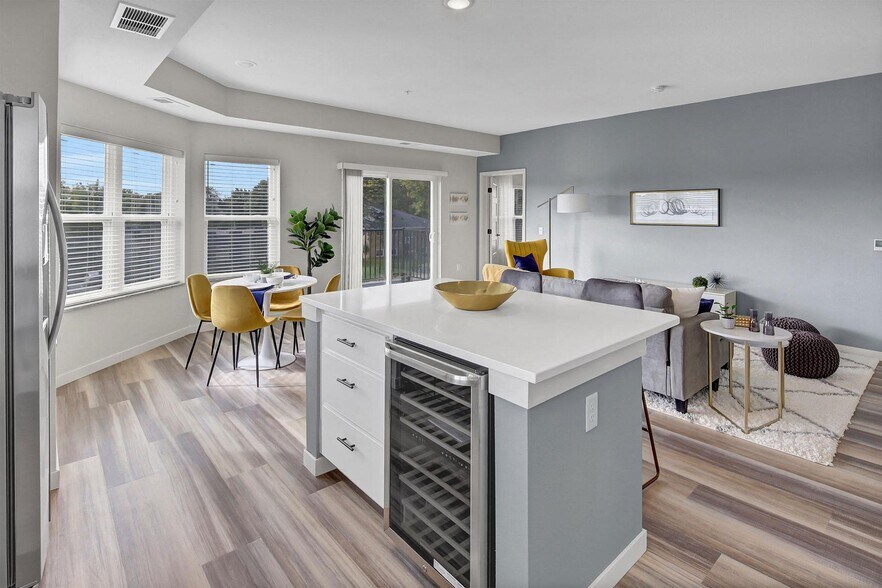 Building Photo - Novo