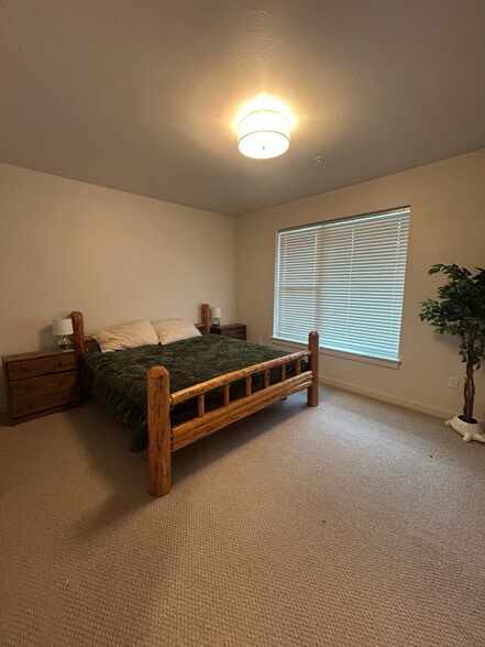 Building Photo - 2221 Willow Dr