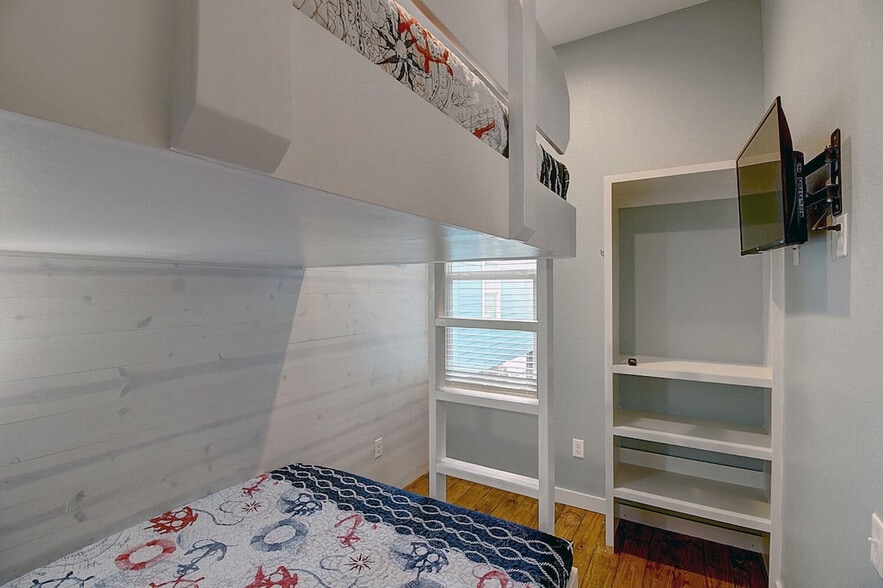 Building Photo - 1924 Eleventh Street-SI ID1023237P