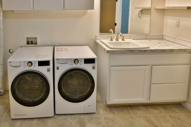 Building Photo - 1020 E Garden Ave