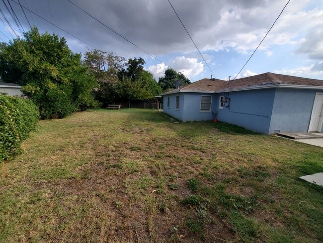 Building Photo - CUTE 2 BEDROOM HOUSE IN GLENDORA WITH LOTS...