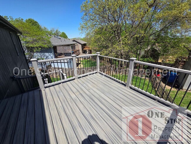 Building Photo - Charming Split Level 3 Bedroom Home in Kansas City!