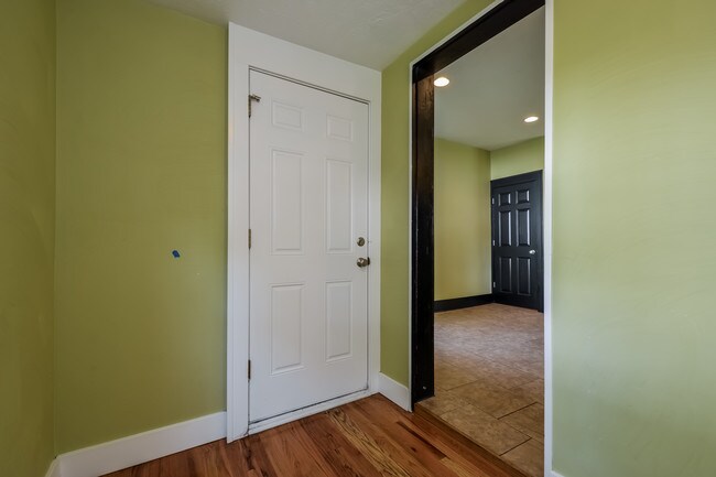 Building Photo - 227 Valley Ave NW