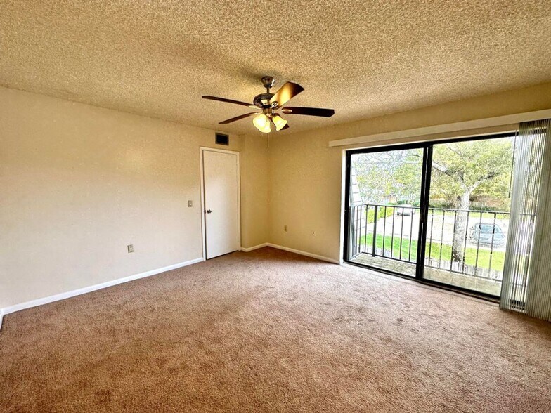 Building Photo - 805 8th Way